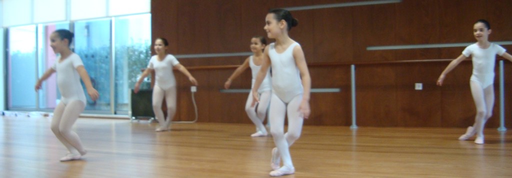Benefícios da dança no desenvolvimento das crianças: aula de Ballet para crianças na CulturDANÇA